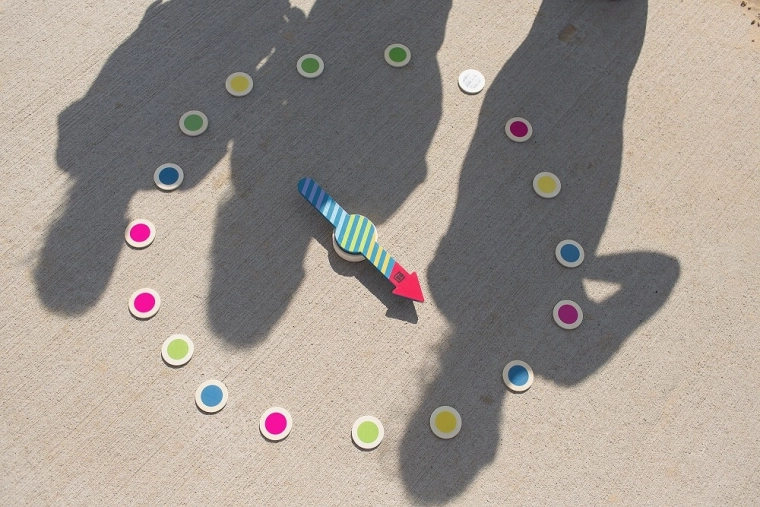 Dvostranski žetoni: barve in številke v eni igri