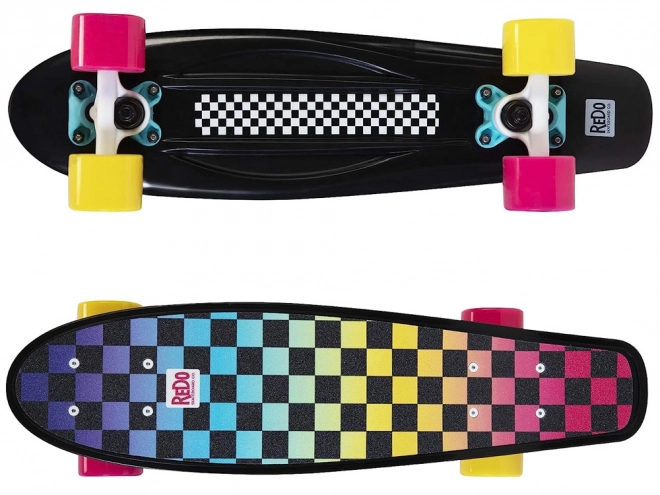 Barviti retro pennyboard s šahovskim vzorcem