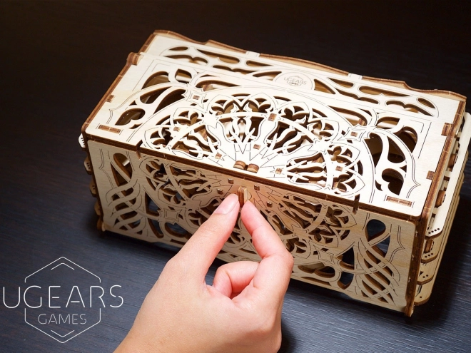 Škatla za zbirateljske kartice Ugears 3D lesna mehanska sestavljanka