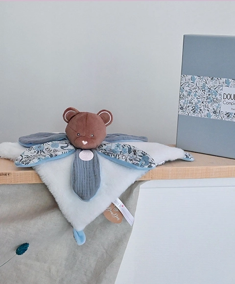 Doudou Darilni set - plišasti medvedek zaspevač