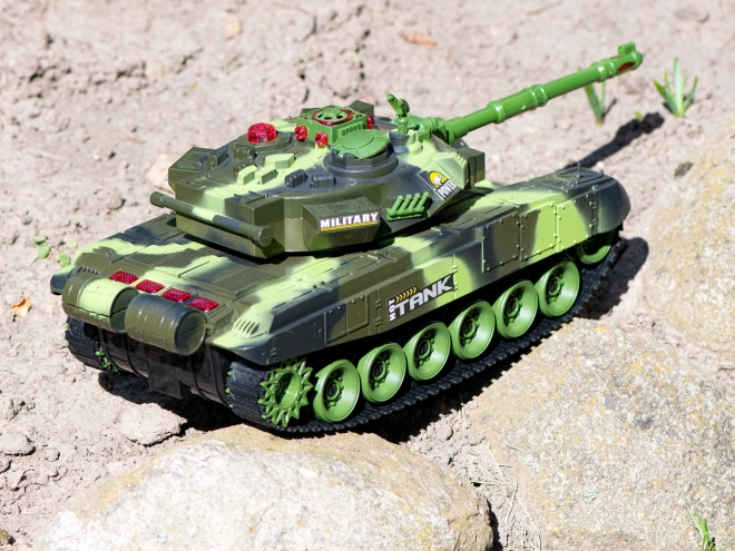 Vojaški tank na daljinsko vodenje z gozdno kamuflažo