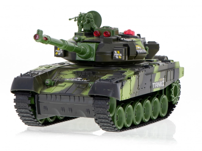 Vojaški tank na daljinsko vodenje z gozdno kamuflažo