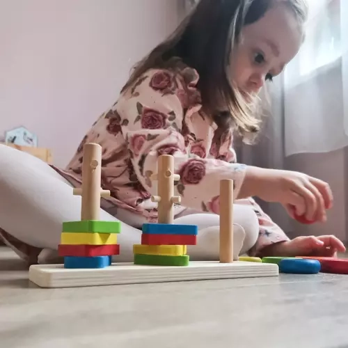 Lesena barvna igra z oblikami