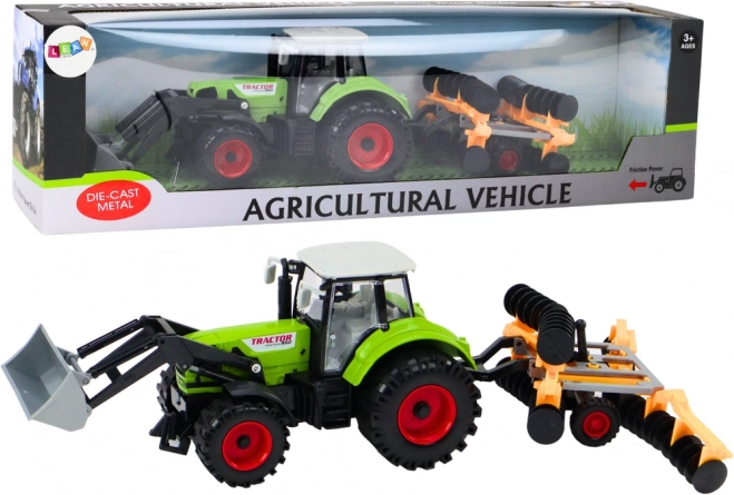 Zeleni traktor z diskastim podrahljalnikom in čelnim nakladačem