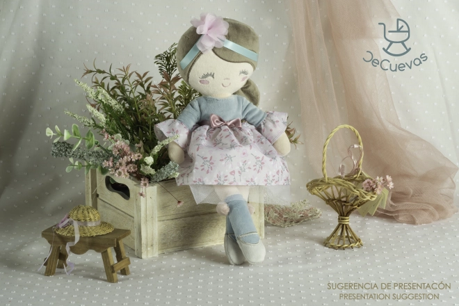 DeCuevas 20045 Plišasta punčka PROVENZA - 36 cm s posteljico