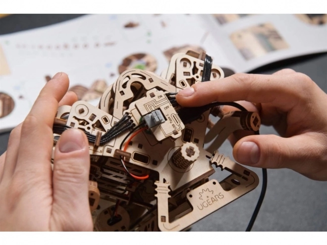 Ugears 3D lesena sestavljanka motor V8