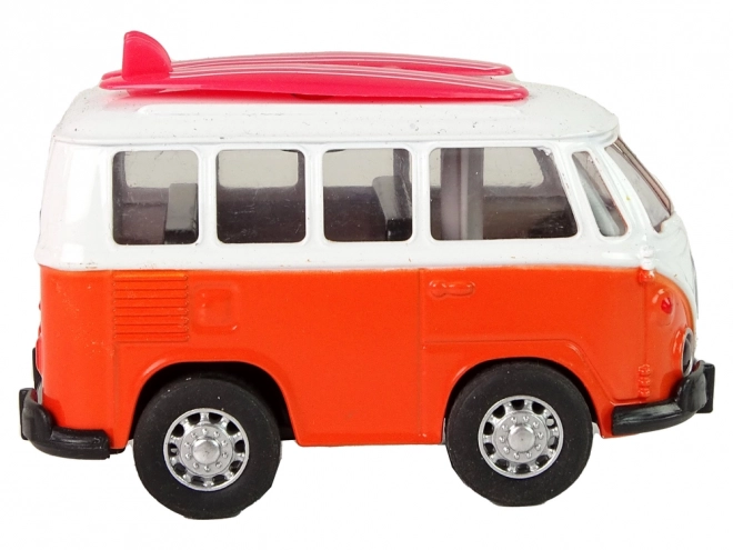 Kovinski turistični avtobus
