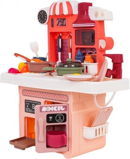 Delujoča pipa s tekočo vodo