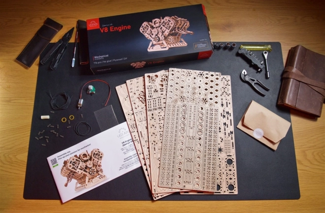 Ugears 3D lesena sestavljanka motor V8