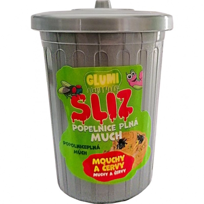 Strupeni sluz z muhami in črvi