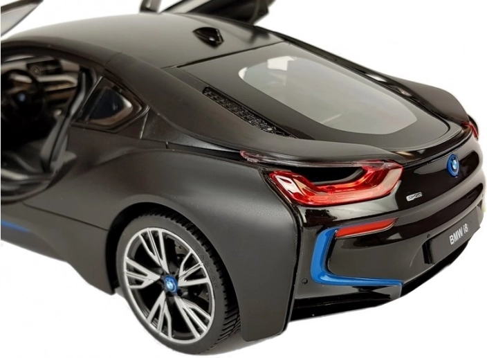 Licencirana zasnova BMW i8 z lučmi