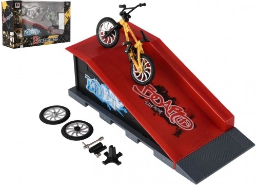 Prstno BMX kolo z vijaki in dodatki ter z rampo