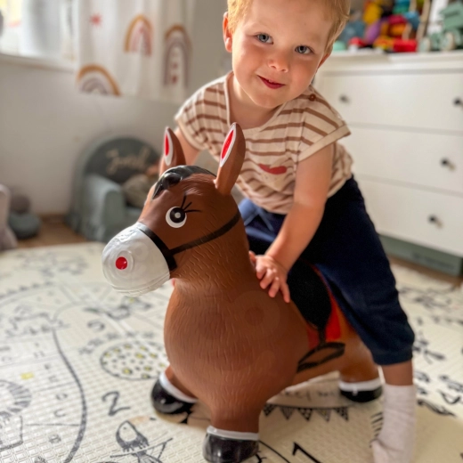 Razvija ravnotežje in motoriko