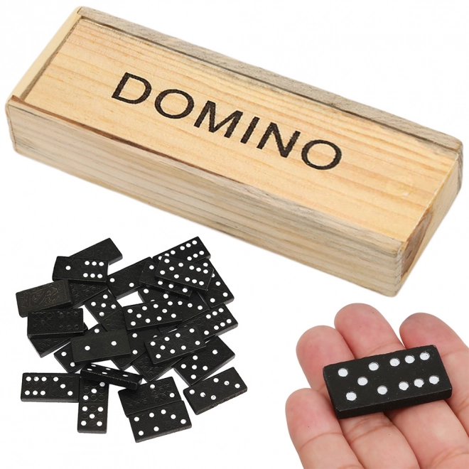 Leseni domino v škatli