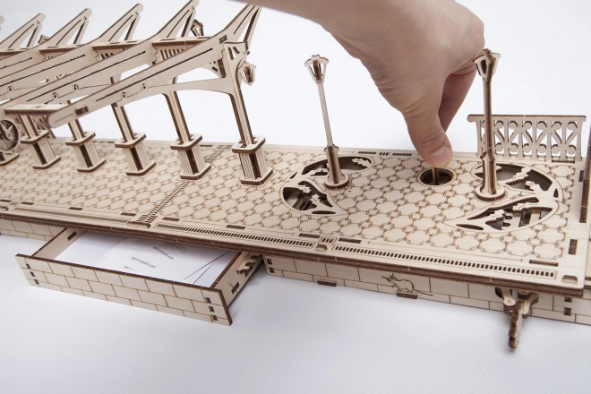 Ugears 3D sestavljanka - Železniška postaja 196 delov