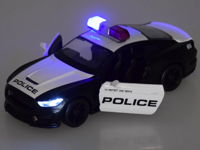 Kovinsko policijski avto Ford Shelby GT350 v merilu 1:32 z učinki svetlobnih signalov
