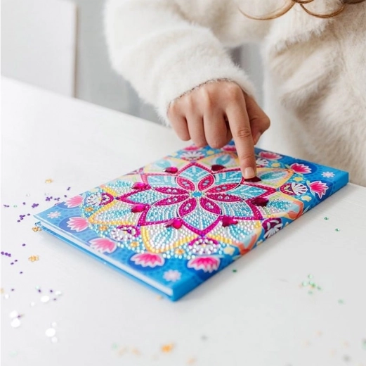 Sijoča mandala na trdih platnicah