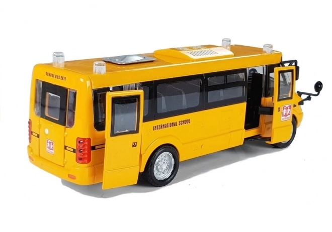Kovinski šolski avtobus z motorjem na poteg