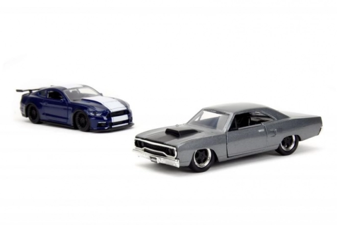Dvojni paket modelov avtomobilov Ford Mustang GT350 in Plymouth Road Runner iz Hitri in drzni