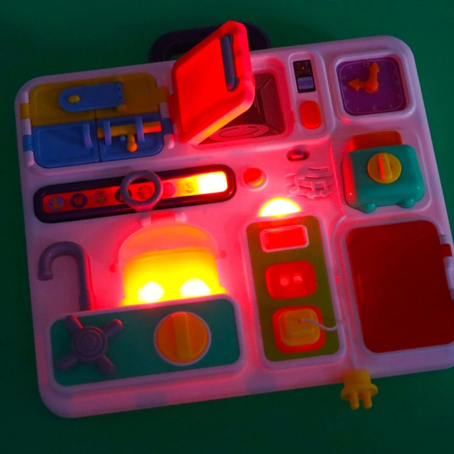 Montessori manipulativna tabla s kuhinjskimi elementi in učnimi urami
