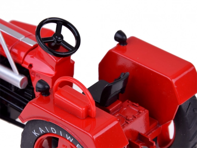 Rdeči kovinski traktor z gumijastimi kolesi 1:18