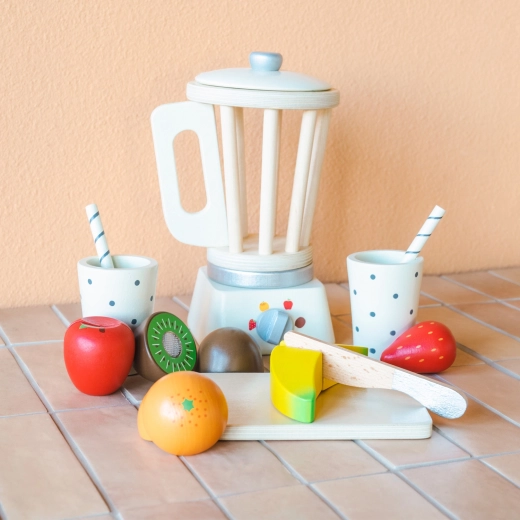 Leseni mešalnik za smoothie s sadjem za otroško kuhinjico