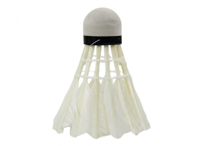 Komplet treh badmintonskih peresnih žogic.