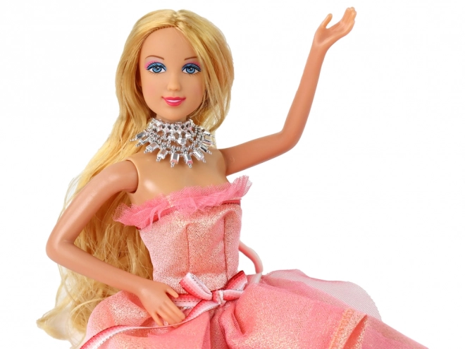 Lutka z dolgimi blond lasmi in dodatki