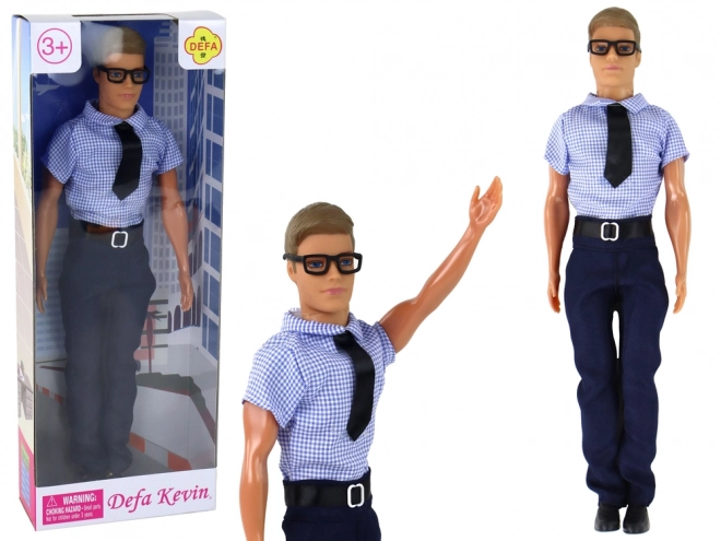 Lutka Kevin v Elegantni Obleki