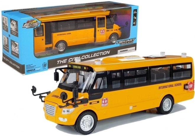Kovinski šolski avtobus z motorjem na poteg