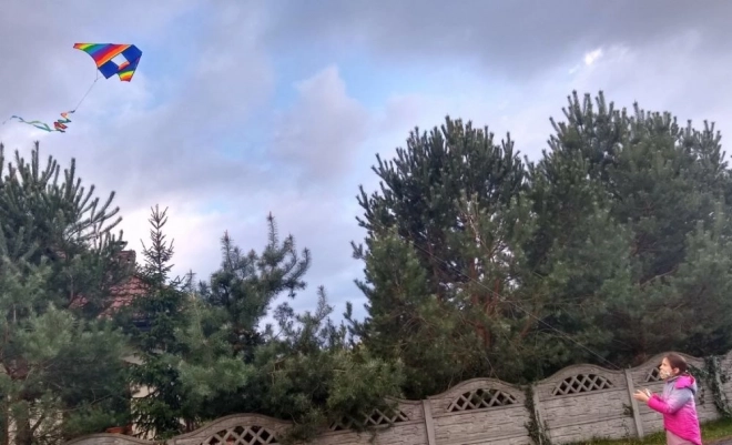 Barvni zmaj z vrtečočo mavrico