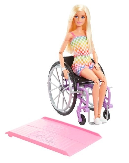 Barbie modelka na invalidskem vozičku v kariranem kombinezonu HJT13