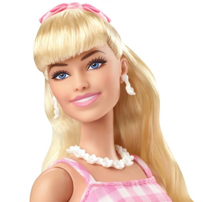 Filmovna lutka Barbie Margot Robbie kot Barbie v roza obleki