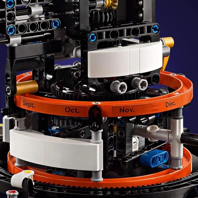 LEGO4 Technic 42179 Planeta Zemlja in Luna na orbiti