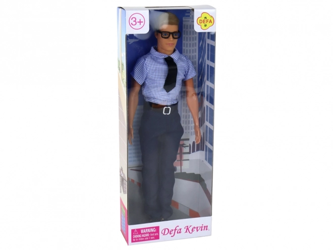 Lutka Kevin v Elegantni Obleki