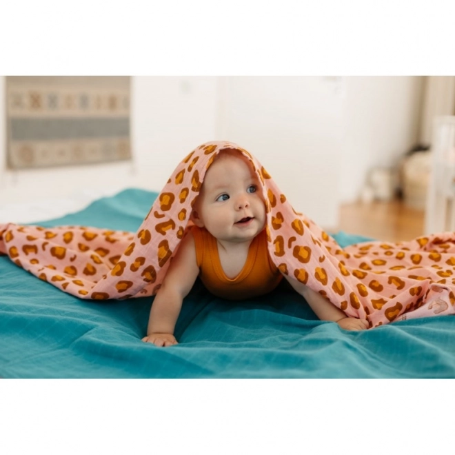 Tommy Lise Bombažna muslinasta plenica Coral Leopard 120x120 cm