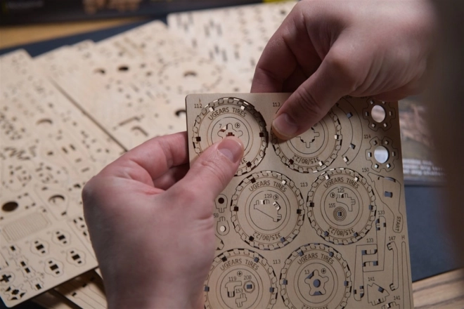Ugears 3D lesena mehanska sestavljanka Tovorno vozilo CARGO