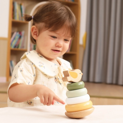 Zabavna igra s prisrčnim ptičkom