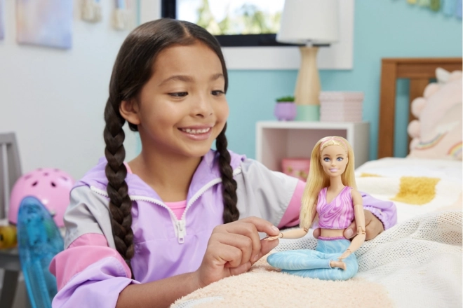 Barbie v gibanju - Blondinka z modrimi pajkicami HRH27