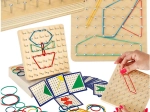 Leseni geoboard – izobraževalni geoplan z barvnimi elastikami in kartami vzorcev