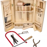 Lesena škatla s kovinskim orodjem