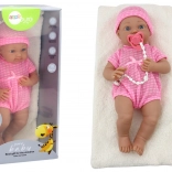 Dojenček punčka v rožnatem kompletku s kapico, dudkom in odejico