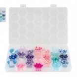 Plastične barvne perle z vrvico v škatlici