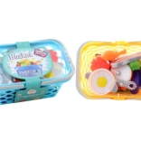 Košarica s posodo in živili za otroke