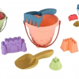 Plastični komplet za pesek z vedrom, lopatko, grabljicami in 3 modelčki v mreži