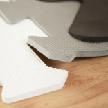 bieco penasta igralna podloga abeceda black & white, 26 kos