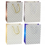 Papirnata darilna vrečka z bleščečimi srčki 23 x 18 x 10,5 cm