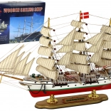 Leseni zbirateljski model jadrnice DANMARK na podstavku