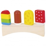 Pisani leseni sladoledi na stojalu