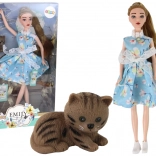 Punčka Emily spomladanska z dolgimi lasmi v modri obleki in muckom